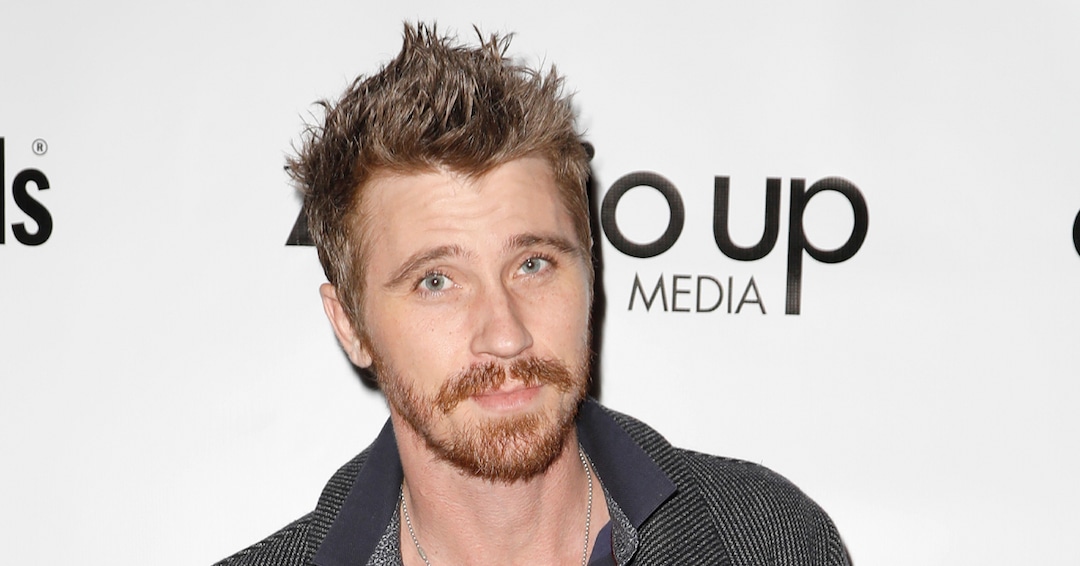 Garrett Hedlund Shows Off Abs in Shirtless Gym Selfie